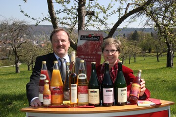 Das flüssige Sortiment der Streuobst-Initiative Calw-Enzkreis-Freudenstadt: Knapp ein Dutzend Artikel vom klassischen Apfelsaft bis zum Plum-App für junge Leute. Einschließlich Biosparte gehen so jährlich 120.000 Liter Saft weg. Das freut die Macher um Joachim Flik (links) und Martina Hörmann.