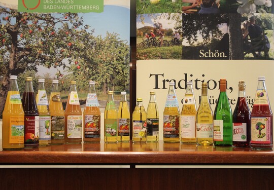Die Vielfalt heimischer Säfte und leichter Spirituosen aus den Streufrüchten Apfel, Birne und Zwetschge zeigt jedes Jahr die Produktprämierung beim Streuobsttag in Ludwigsburg.