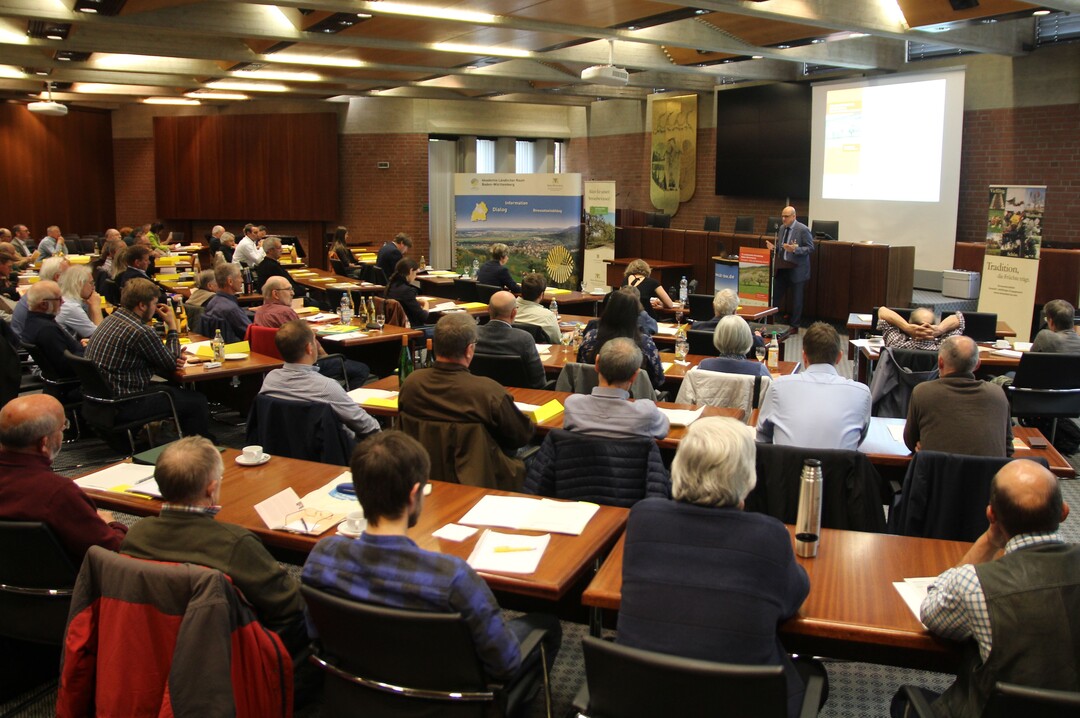 Rund 100 Fachleute hatten sich im gro�en Sitzungssaal im Landratsamt Ludwigsburg eingefunden.