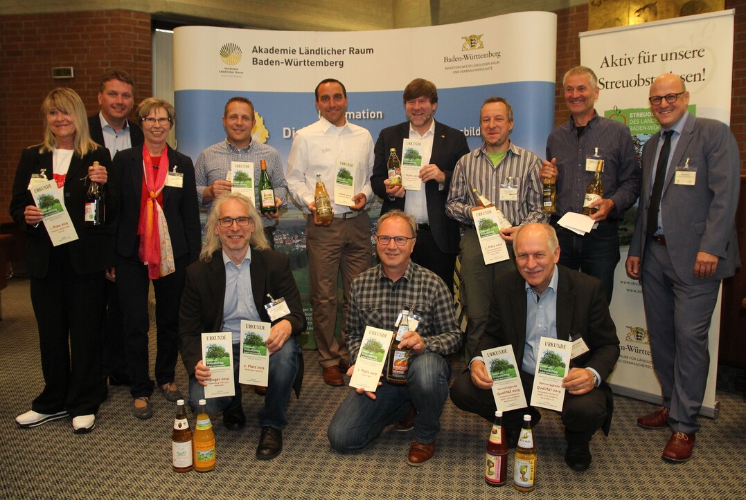 Die anwesenden Preistr�ger der Produktpr�mierung 2019 des Streuobsttages zusammen mit den Organisatoren Martin Ries (r.) und Martina H�rmann (3. v. l.).