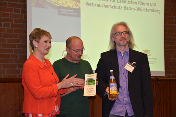 Staatssekret�rin Friedlinde Gurr-Hirsch MdL zusammen mit Johannes Eder, Kreisfachberater f�r Obst- und Gartenbau am Landratsamt Rems-Murr-Kreis und J�rgen Peterhans, Bittenfelder Fruchts�fte Peterhans GmbH & CO. KG bei der Pr�mierung in Ludwigsburg..