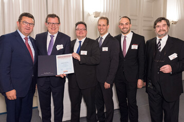 Manfred M�hlheim (Zweiter von links), Bereichsleiter Asset Management, und drei Vertreter seines Team nahmen die Urkunde entgegen. �berreicht durch Josef Pschierer (links), Bayerns Staatssekret�r f�r Wirtschaft und Medien, und Elite-Report-Chefredakteur Hans-Kaspar von Sch�nfels (rechts).