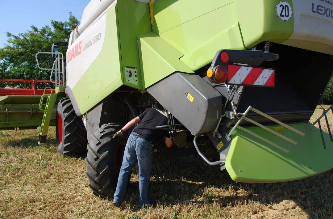 St�rungen an Maschinen d�rfen nur bei abgestellten Antrieben beseitigt werden.