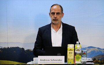  Stolz und selbstbewusst konnte Andreas Schneider, Gesch�ftsf�hrer der Schwarzwaldmilch, auf der Online-Jahrespressekonferenz am 1. Juli auf das erfolgreichste Gesch�ftsjahr der Firmengeschichte zur�ckblicken. Der Rekordumsatz aus dem Jahr 2019 konnte 2020 trotz Corona nochmals um mehr als f�nf Prozent gesteigert werden. 