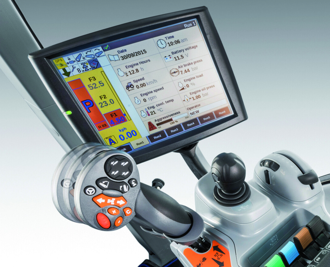 Zur Steuerung des T6 Dynamic Command stehen zwei Varianten der Bedienarmlehne SideWinder II zur Auswahl, eine f�r elektrohydraulische Steuerger�te, eine f�r mechanische.Der Multifunktionshebel CommandGrip ist ebenfalls in zwei Varianten erh�ltlich, als feste oder optional als automatisch r�ckstellende Version wie bei den Auto Command-Traktoren.n