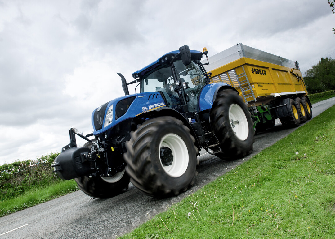 New Holland Agriculture stellt eine umfangreiche �berarbeitung der T7 LWB-Baureihe mit einer neuen gefederten Vorderachse vor. . Eine neue Achsgeometrie, neue Lagerungen und eine neue Hydrauliklenkeinheit liefern laut New Holland hervorragendes Feedback und erm�glichen dem Fahrer optimale Kontrolle. Die in die Achse integrierte Selbstzentrierungsfunktion reduziert Lenkkorrekturen besonders bei hohen Geschwindigkeiten auf ein Minimum