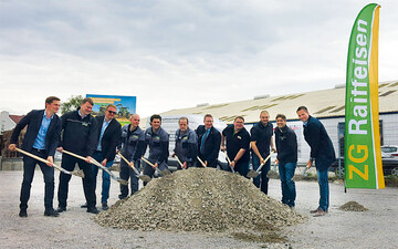 Spatenstich f�r neuen Technikbetrieb in Rauenberg (v. l.): Architekt Thomas Eck, Baukoordinator Uwe M�ller, Bauunternehmer Maximilian Hollerbach, Mitarbeiter Boris Zavadil, Nils Hufnagel, Andre Raseta, B�rgermeister Peter Seithel, Niederlassungsleiter Heiko Marterer, Verkaufsberater Mark Mandel, Regionalleiter Harald H�rner und Gesch�ftsf�hrer Martin Bauknecht.