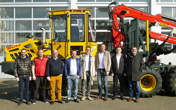 Auf dem Bild sind zu sehen (v.l.): Andreas Hechinger (Regionalleiter Markgr�flerland ZG Raiffeisen Technik GmbH), Veit Schmieder (Verkaufsleiter S�d-West Welte Fahrzeugbau GmbH), Alexander Welte (Gesch�ftsf�hrer Welte Fahrzeugbau GmbH), Joscha N�hnen (Gesch�ftsf�hrender Gesellschafter Welte Fahrzeugbau GmbH), Maik N�hnen (Gesch�ftsf�hrender Gesellschafter Welte Fahrzeugbau GmbH), Martin Bauknecht (Gesch�ftsf�hrer ZG Raiffeisen Technik GmbH), Roland Jakobi (Regionalleiter Ortenau ZG Raiffeisen Technik GmbH, Georg Mercker (Leiter Handel ZG Raiffeisen Technik GmbH). 