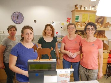 K�smacherin Ulrike Binder (2. v. r.) mit dem Verkaufsteam im Hofladen.