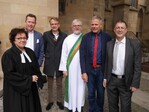 Redner und Verkäufer unmittelbar vor dem Beginn des 37. Erntedank-Wochenmarkt am Samstag, 6. Oktober 2018, vor der Stiftskirche in Stuttgart (von Links): Pfarrerin Monika Renninger; Thomas Lehmann, Geschäftsführer Märke Stuttgart GmbH; Stuttgarts Erster Bürgermeister Michael Föll; Diakon Uwe Renz; Vizepräsident Gerhard Glaser und stellvertretender Hauptgeschäftsführer Horst Wenk vom Landesbauernverband in Baden-Württemberg (LBV)