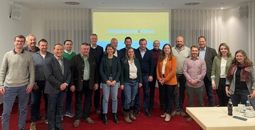 Zum Projektstart mit dabei: Simon Ott (Fleischpr�fring Bayern), Gerhard Stadler und Franz Kratzer (landwirtschaftliche Betriebe), Rolf Michelberger (Ulmer Fleisch), Dr. Raffael Wesoly (SZV), Walter Heidl (landwirtschaftlicher Betrieb), Dr. Christian Kagerer (Fleischpr�fring), Carolina Wackerhagen (Bodensee-Stiftung), Stefan M�ller (M�ller Fleisch), Henrik Kuhrmann (RVZ), Irene Pfeiffer (Bayerischer Bauernverband), Martin Wopperer (RVZ), Johannes Hagner (Bioland Erzeugerring), Andrea Bauer (LBV), Volker Kromrey (Bodensee-Stiftung), Ren� Heller (Universit�t Hohenheim), Hansj�rg Schrade, Barbara Lutz und Sabrina M�bius (alle LSZ Boxberg).