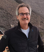 Prof. Dr. Teja Tscharntke ist Soziologe, Biologe und Professor für Agrarökologie an der Georg-August-Universität in Göttingen. Er befasst sich vor allem mit Biodiversität in gemanagten und natürlichen Ökosystemen.