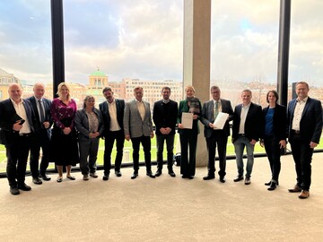 Gruppenbild der Übergabe des Projektberichts des Veränderungsdialogs an Ministerin Thekla Walker und Minister Peter Hauk im Landtag.