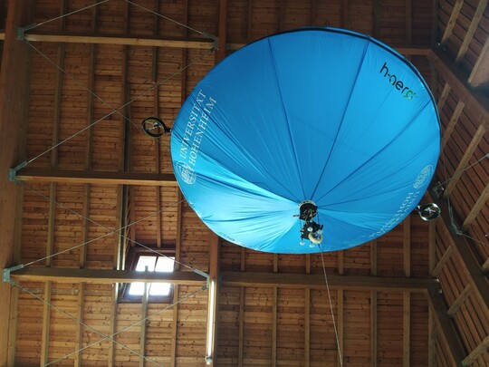 Der Kamerazeppelin ersp�ht Pathogene und Krankheitsbefall auf Sonderkulturfl�chen aus der Luft.