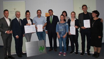 Die Preisträger des Tierschutzpreises Baden-Württemberg 2017 (v.r.): Martin Stodal mit Ehefrau Melanie/Creglingen-Freudenbach, Nina Herzog/Reutlingen, Sieglinde Cichon/Ehingen, Claudia Wirth/Stuttgart, Minister Peter Hauk, Josef und Sheila Heinzler/Pfullendorf-Großstadelhofen, die Landtagsabgeordneten Manuel Hagel/Alb-Donau-Kreis (CDU) und Klaus Burger/Sigmaringen (CDU).