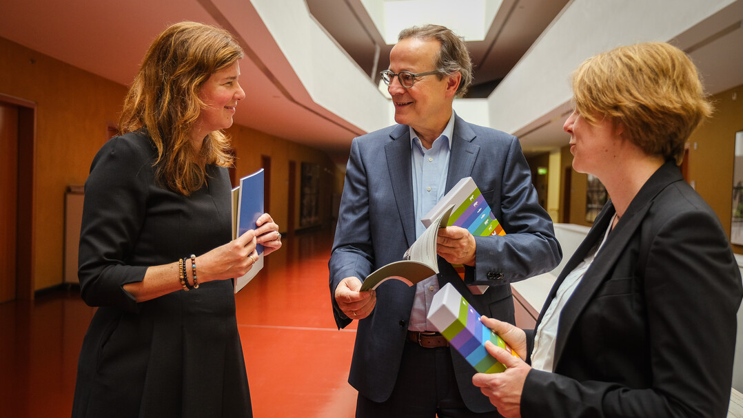 Dr. Ophelia Nick (li) nahm am 22. Juni 2023 in Berlin den Empfehlungsbericht entgegen.