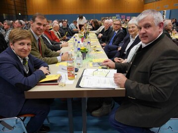 Setzt auf Wissen und Innovationen � DLG-Pr�sident Carl-Albrecht Bartmer (2. von links), Kreisvorsitzender Hermann F�rber (rechts) beim Kreisbauerntag G�ppingen am 2. M�rz 2017 in der Sillerhalle in Hattenhofen (Landkreis G�ppingen).