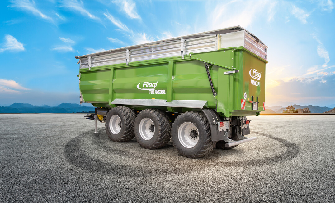 Der Tridem-Muldenkipper TMK 386 von Fliegl fasst bis zu 48 Kubikmeter.