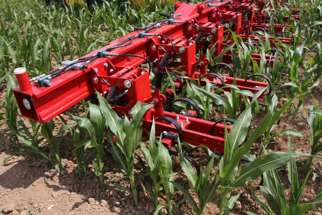 Beim Werkzeugtr�ger setzt man auf die Erfahrungen aus anderen
Horsch Produkten und verwendet breite und stabile Parallelogramme f�r eine hohe
Lebensdauer und gute Arbeitseffekte auch auf schweren und steinigen B�den.