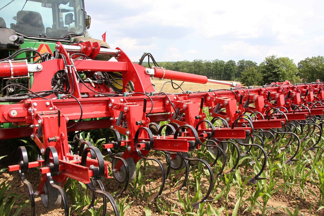 Eine absolute Besonderheit ist der voll integrierte Seitenverschieberahmen. Dieser ist erstmals in der Grundmaschine integriert und arbeitet nicht �ber die g�ngigen und bekannten Zwischenkoppelrahmen.