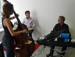 Die Band Trio-Brillance spielt groß auf.