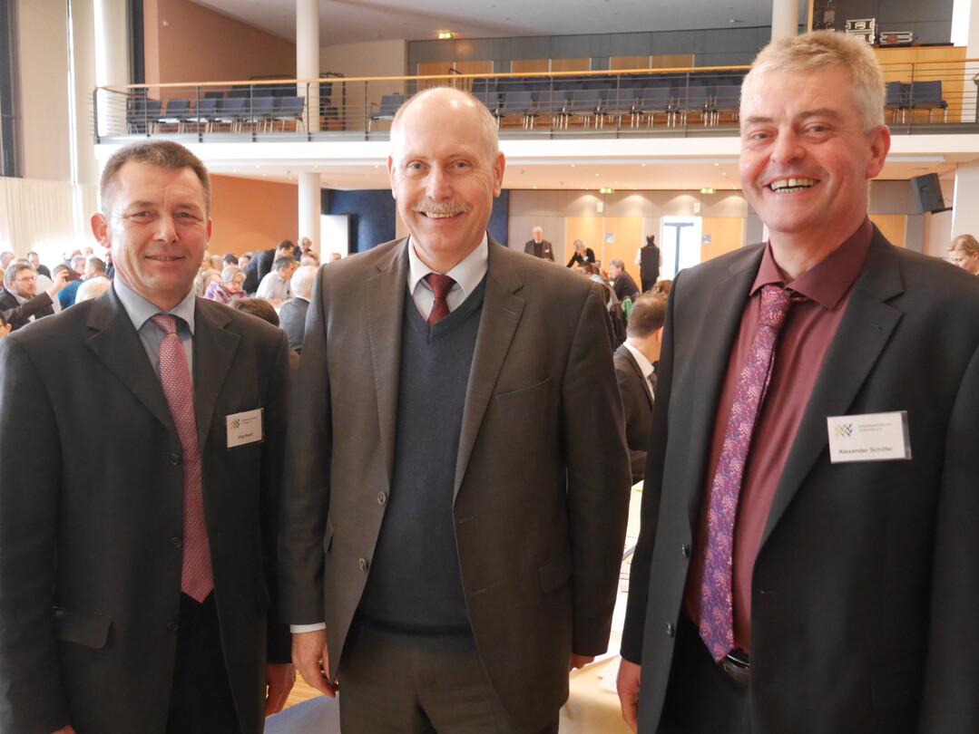 Hauptredner und Vorsitzende (von links): J�rg Kautt, Ministerialdirigent Dr. Konrad R�hl vom Ministerium f�r L�ndlichen Raum (MLR) und Alexander Sch�fer beim Bauerntag der Kreisbauernverb�nde (KBV) T�bingen und Zollernalb am Samstag, 25. Januar 2020, in Hechingen (Zollernalbkreis).