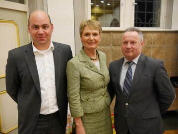 Nimmt zahlreiche Forderungen und die aktuelle Stimmung im Main-Tauber-Kreis ins Ministerium mit: Staatssekret�rin Friedlinde Gurr-Hirsch bei der Delegiertenversammlung in Untersch�pf mit Gesch�ftsf�hrer Martin Gei�end�rfer (links) und Vorsitzendem Alois Fahrmeier.