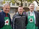 Drei Landwirte als Mitwirkende beim Erntedank-Wochenmarkt am Samstag, 6. Oktober 2018, vor der Stiftskirche in Stuttgart (von links): LBV-Vizepräsident Gerhard Glaser, Marktbeschicker Simon Sperling aus Stuttgart-Mühlhausen und stv. LBV-Hauptgeschäftsführer Horst Wenk