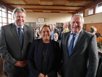 Kultusministerin Dr. Susanne Eisenmann, umrahmt von den Kreisvorsitzenden Gerhard Fassnacht (links) und Friedrich Gro�hans, beim Kreisbauerntag der Kreisbauernverb�nde Calw und Freudenstadt am 8. Februar 2020 in der B�mbachhalle in Altensteig-Spielberg (Landkreis Calw)
