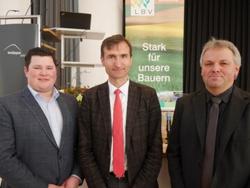 Kreisbauerntag Esslingen am Samstag, 21. Januar 2017, in Dettingen/Teck: Hohenheimer Agrar�konom Prof. Dr. Enno Bahrs (Mitte), umrahmt von den Vorsitzenden Tobias Briem und Siegfried N�gele (rechts).