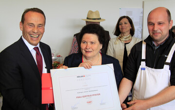 Getrud Pfister mit den beiden Ulmer Fleisch-Geschäftsführern: links Rolf Michelberger, rechts im Bild Stefan Rossmann