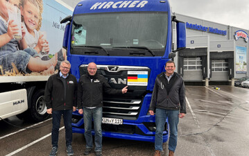 Die Hohenloher Molkerei spendet einen kompletten Sattelzug H-Milch: Das Bild zeigt den Gesch�ftsf�hrer von GAiN, Klaus Dewald (Mitte), der dem Gesch�ftsf�hrenden Vorstand der Hohenloher Molkerei, Martin Boschet (links), pers�nlich f�r die gro�e Hilfe dankt sowie Peter Kircher (rechts), Gesch�ftsf�hrer der Spedition Kircher, bei der �bergabe der Ware in der Hohenloher Molkerei.