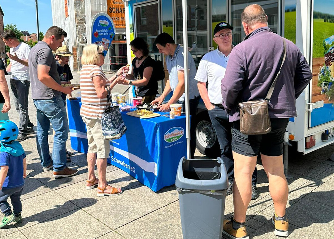 Gute Gespr�che am Stand der Milchwerke Schwaben