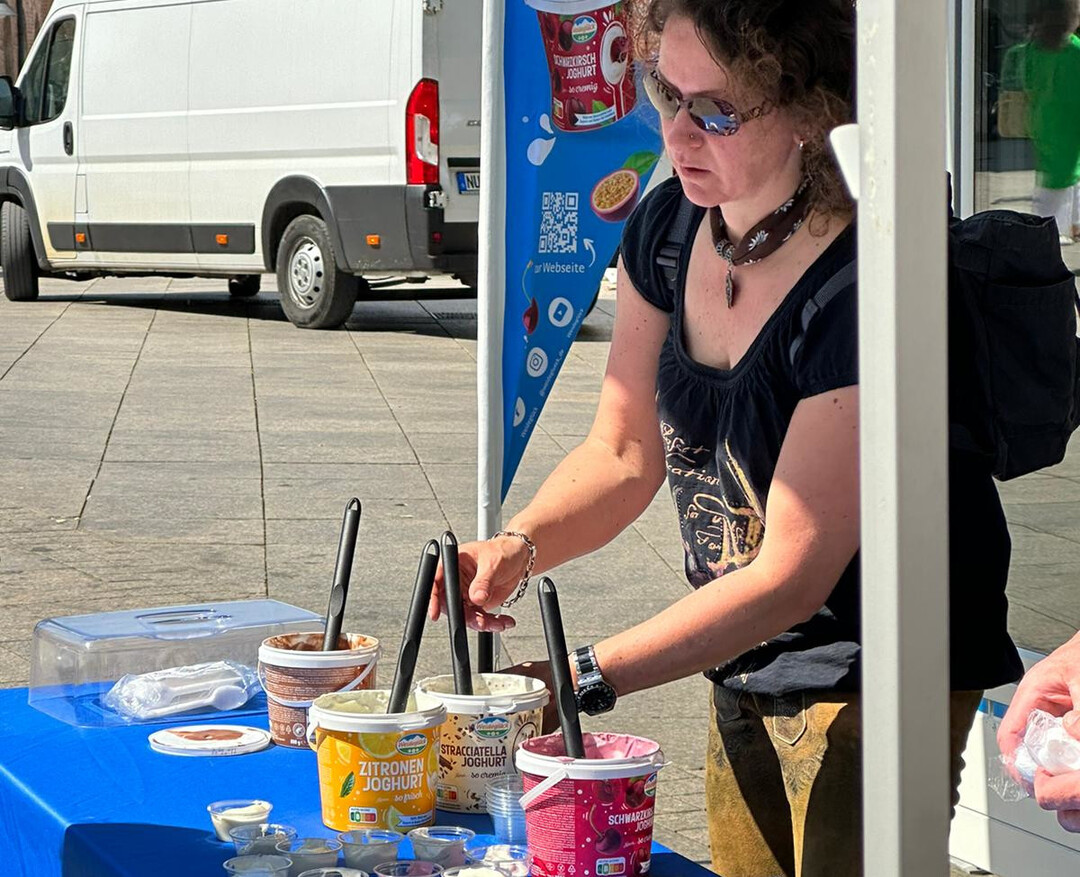 Es wurden Kostproben verschiedener Hartk�sesorten, Joghurt und Milch verteilt.