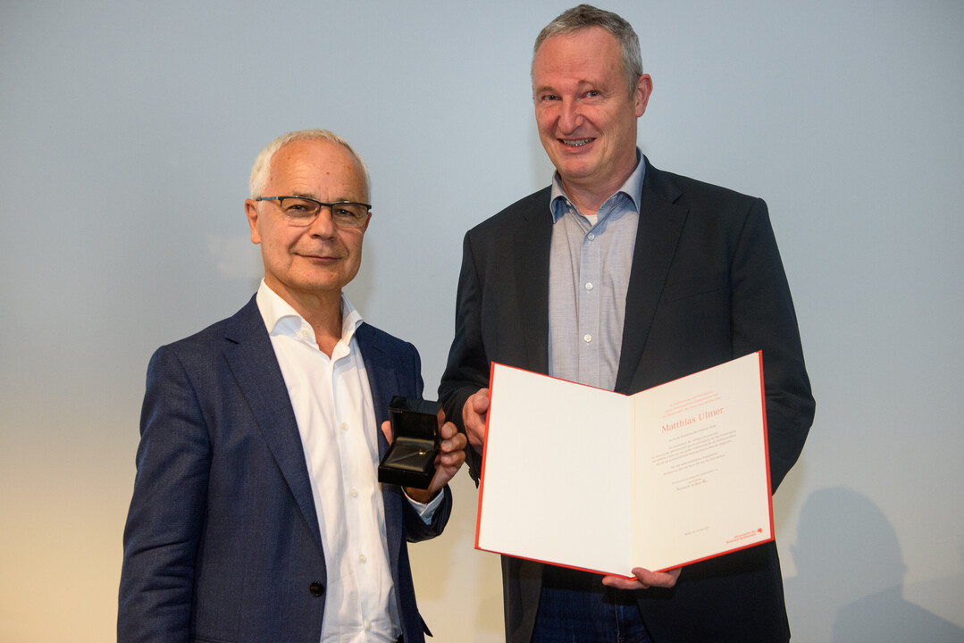 Matthias Ulmer (rechts) wird vom Vorsteher Heinrich Riethm�ller mit der Goldenen Nadel des B�rsenvereins des Deutschen Buchhandels geehrt.