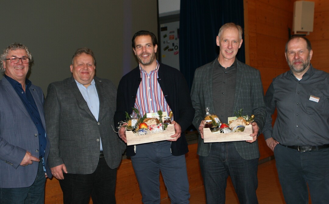 Unter verschiedenen Blickwinkeln beleuchteten die Referenten der Tagung die Umnutzung landwirtschaftlicher Gebäude (v. l.): Eugen Maucher (LWA Ravensburg), Stefan Käppeler (vlf-Vorsitzender), Klaus Bielefeld (LRA Sigmaringen), Bernhard Steigmiller (LWA Biberach) und Moderator Thomas Sugg (LWA Ravensburg).