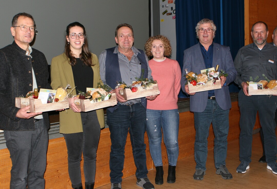 Bei der Umnutzung landwirtschaftlicher Gebäude gibt es jede Menge Aspekte zu beachten. Sie wurden erläutert von (v. l.): Karl-Heinz Müller (LWA Sigmaringen), Lena Schuhmacher (LEADER-Geschäftsstelle Altshausen), Karl Oberhofer mit Tochter (Landwirt), Eugen Maucher und Moderator Thomas Sugg (beide LWA Ravensburg)