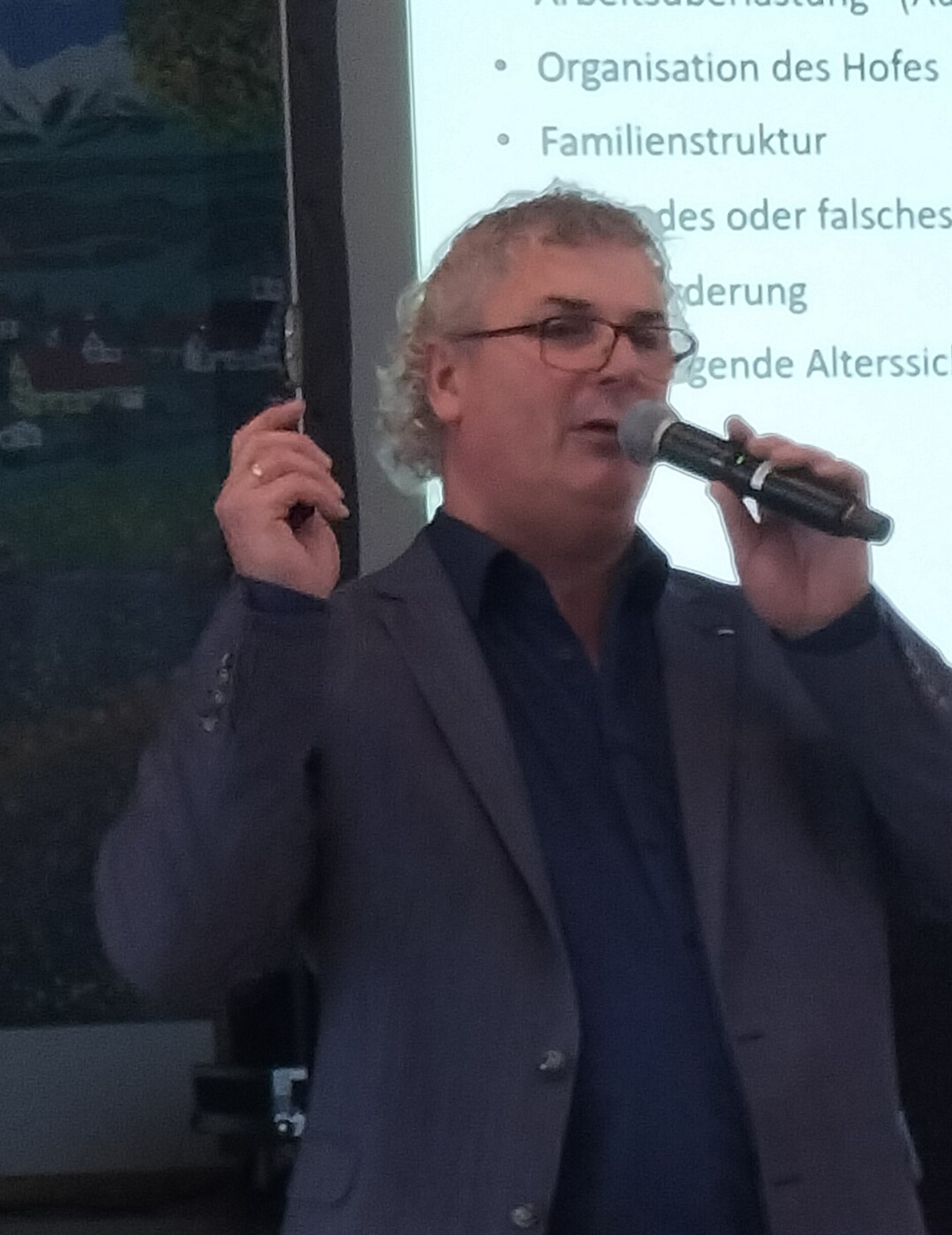 Eugen Maucher regte an, dass sich Betriebe frühzeitig mit einer geänderten Nutzung nicht mehr benötigter Ställe oder Lagerhallen befassen sollten.