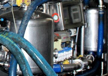 �ber den Sammelwagen wird die Milch in Liter (Volumen) erfasst. Bezahlt wird sie jedoch nach Gewicht (kg).Einzelne Molkereien setzen nun vorzeitig den Umrechungsfaktor 1,03 ein, obwohl nach der Milchg�terverordnung noch der Faktor 1,02 gilt. 