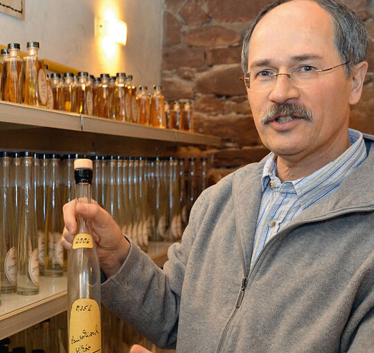 Die ersten Etiketten waren von Hand gestaltet und von Hand mit Feuerr�ndern versehen.