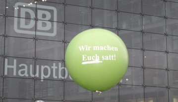 Wir machen Euch satt-Demo vor dem Berliner Hauptbahnhof