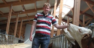 Christoph Glaser in seinem neuen Stall - 45 K�he sind im Oktober 2015 eingezogen