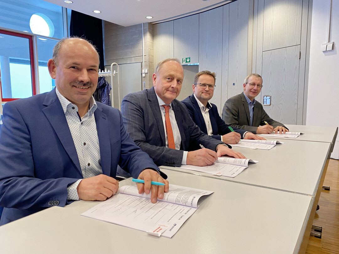 Die Rahmenvereinbarung f�r die baden-w�rttembergische Landwirtschaft haben Bauernpr�sident Joachim Rukwied (2. v. l.) f�r den Landesbauernverband und die jeweiligen Kreisvorsitzenden der betroffenen Gebiete, im Foto Reinhard Friedrich (l.) J�rgen Maurer (2. v. r.) und Albert Gramling (r.), unterzeichnet.