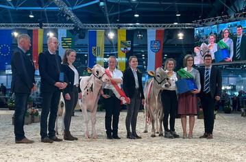 Jungz�chterin Vanessa Winter (3.v.r.) gewinnt mit dem Brown Swiss Rind Casanova Vaiana auf der Agra in Leipzig.
