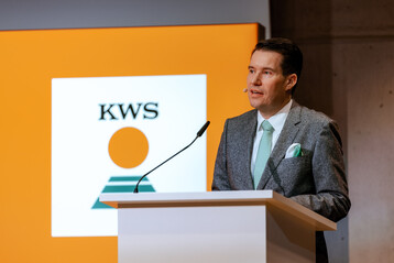 Vorstandssprecher Dr. Felix B�chting erl�uterte auf der Hauptversammlung die Gesch�ftsentwicklungen des Zuchtunternehmens.