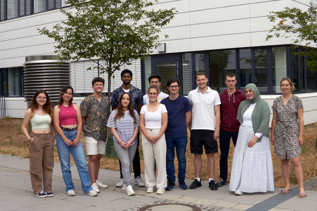 Das iGEM2023-Team an der HHU (v.l.): Yannik Grans, Piravinth Paraparan, Niklas K�ppers, Merve Seker, Lena Hebel, Julia Smoluk, Julia Kainzmaier, Jo�lle Boecker, Deniz Karag�z, Ben Lenkewitz, Antigoni Mouratidou, Alexander Flosbach (nicht auf dem Bild: Maurice Gro�, Ilayda Azapoglu, Aamir Munir).&nbsp;