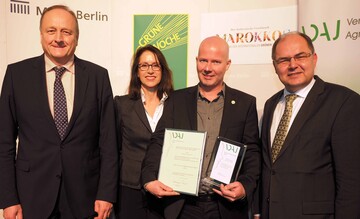 Übergabe des VDAJ-Kommunikationspreises. V.li.: DBV-Präsident Joachim Rukwied, Prof. Dr. Katharina Seuser, 1. Vorsitzende des VDAJ, Preisträger Karsten Krogmann, Bundeslandwirtschaftsminister Christian Schmidt.