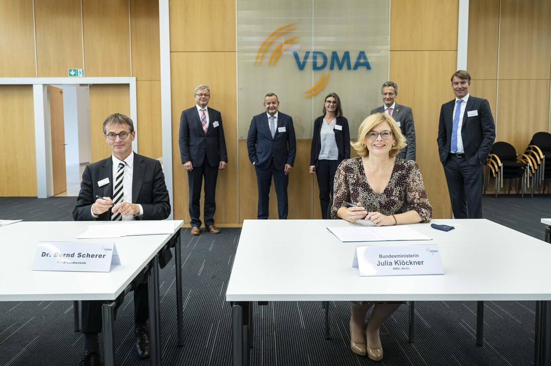 Vertragsunterzeichnung durch Bundesministerin Julia Kl�ckner und Dr. Bernd Scherer, Gesch�ftsf�hrer des VDMA Landtechnik: Das Bundeslandwirtschaftsministerium (BMEL) und der VDMA besiegeln ihre Zusammenarbeit in der Traktornormung und -pr�fung auf OECD-Ebene.