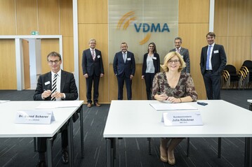 Vertragsunterzeichnung durch Bundesministerin Julia Kl�ckner und Dr. Bernd Scherer, Gesch�ftsf�hrer des VDMA Landtechnik: Das Bundeslandwirtschaftsministerium (BMEL) und der VDMA besiegeln ihre Zusammenarbeit in der Traktornormung und -pr�fung auf OECD-Ebene.