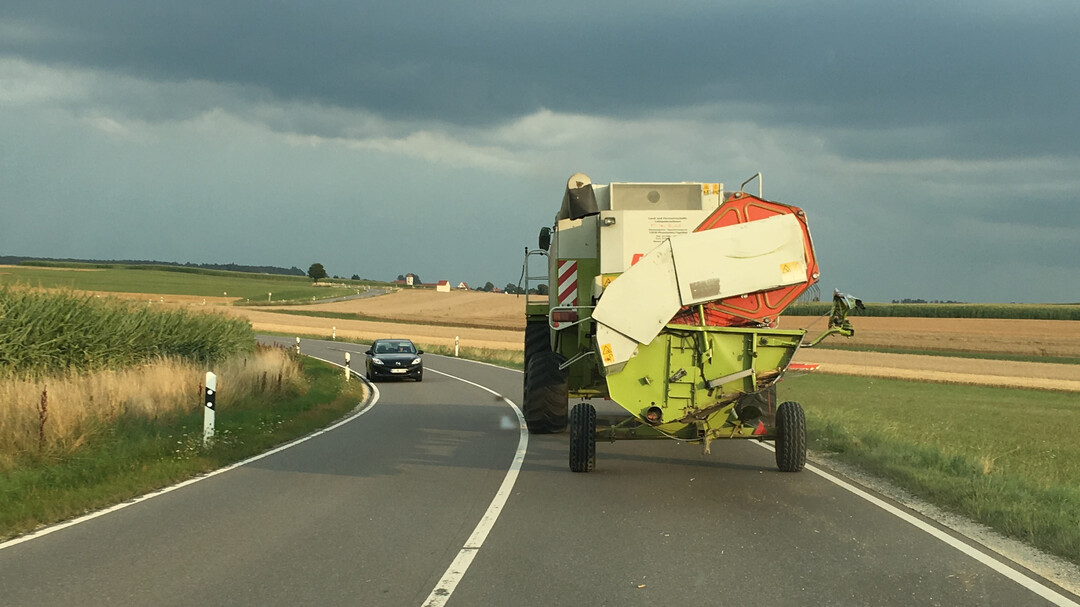 F�r ein m�glichst unproblematisches Miteinander im Stra�enverkehr sind von allen Verkehrsteilnehmern gegenseitige Akzeptanz und Verst�ndnis gefragt. Daf�r wirbt die neue Verkehrssicherheitskampagne mit dem Hashtag #agrarFAIRkehr in den sozialen Medien 